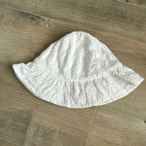 0-6mo old Navy white eyelet sunhat